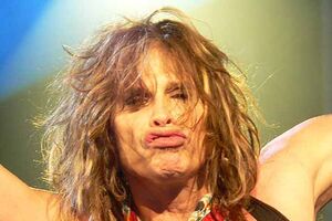 Vocalista dos Aerosmith cai do palco