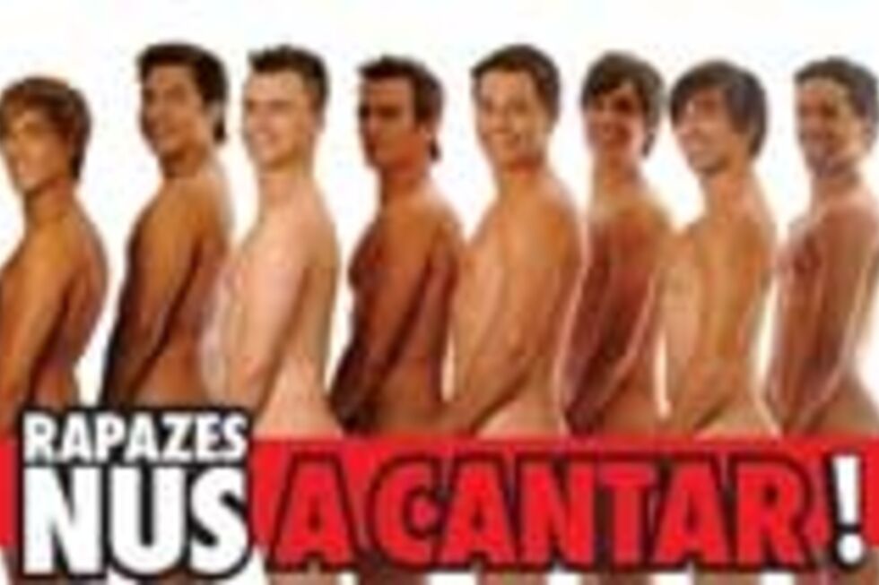 Rapazes Nus a Cantar