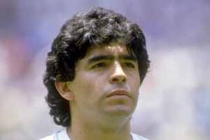Maradona assina pela SÁBADO