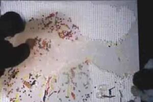 Podia ser só tralha, mas é arte