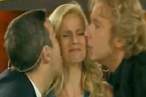 Robbie Williams lambeu assistente de televisão