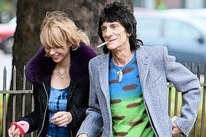 Ronnie Wood foi preso por bater na namorada
