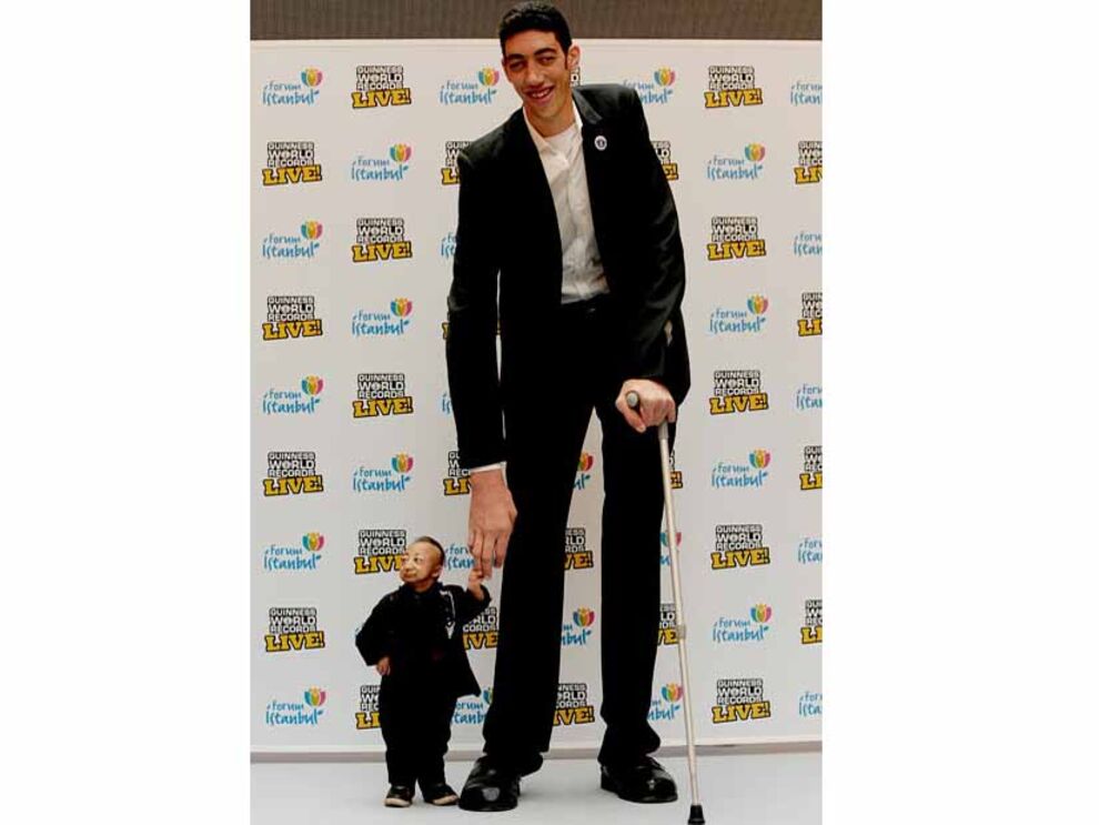 O homem mais alto do mundo e o homem mais baixo do mundo