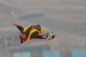 Pára-quedistas saltam do prédio mais alto do mundo