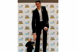 O homem mais alto do mundo e o homem mais baixo do mundo