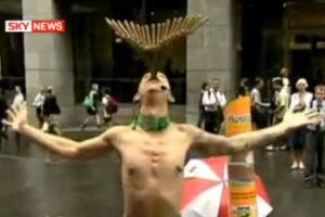 Guiness: homem engole 18 espadas