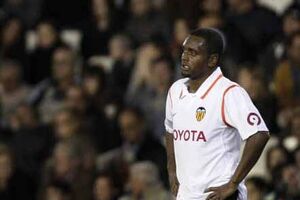 Miguel goza com treinador no banco