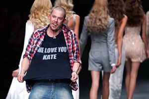 Alexander McQueen suicidou-se. Leia o perfil
