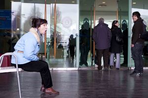 Actriz actua anónima em shopping (vídeo)