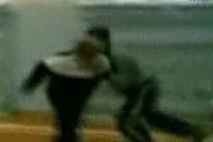 Russos agridem professora de 73 anos (vídeo)