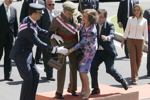 Rainha Sofia tropeça em cerimónia oficial (vídeo)