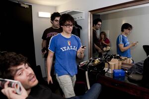 Nos bastidores de um concerto d'Os Pontos Negros