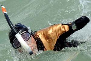 Homem sem braços e pernas quer atravessar o canal da Mancha (vídeo)