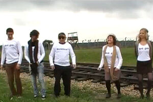 Sobrevivente dança 'I Will Survive' em Auschwitz (vídeo)