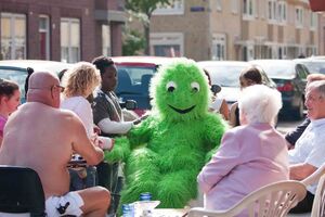 Portuguesa passeia-se vestida de monstro na Síria (vídeo)