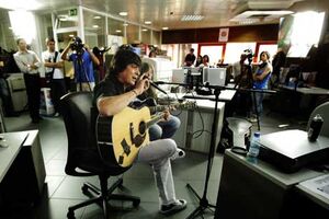 Luís Represas dá concerto na redacção da SÁBADO