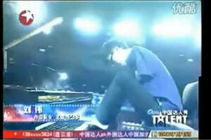 Pianista sem braços é nova estrela na China (vídeo)