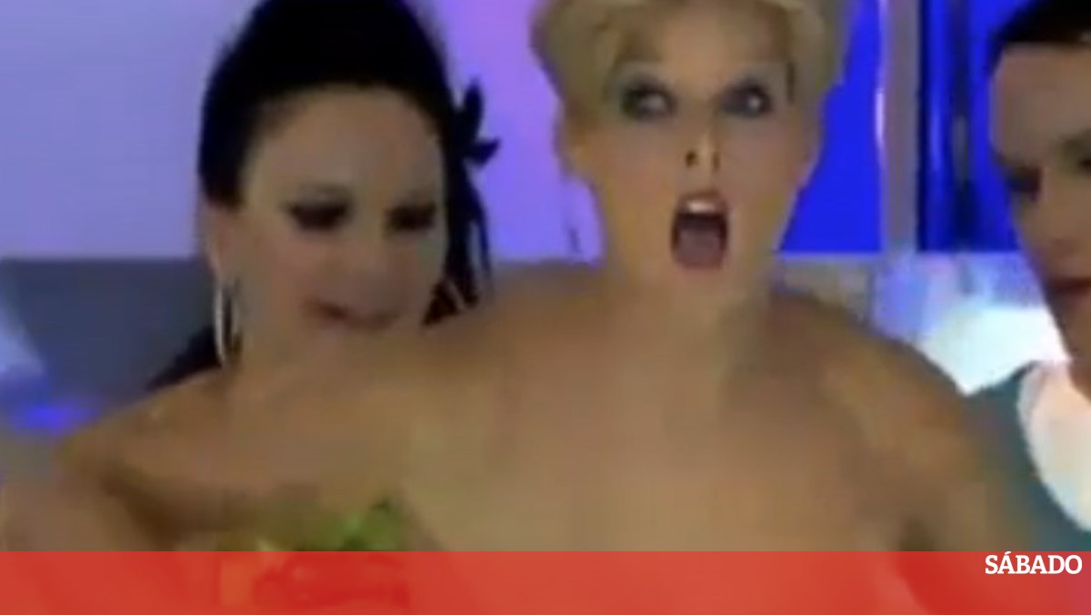 Apresentadora deixa seios à mostra (vídeo) - Vídeo - SÁBADO