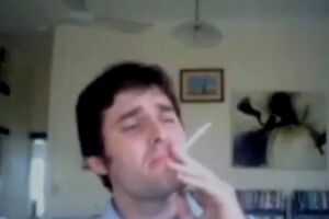 Australiano fuma páginas da Bíblia e do Corão (vídeo)