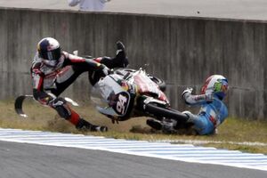 Motociclismo: Despiste grave causa momento de pânico (vídeo)