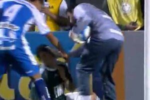 Guarda-redes defende penálti e depois agride avançado (vídeo)