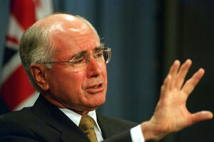 Ex-primeiro ministro australiano leva com sapato (vídeo)