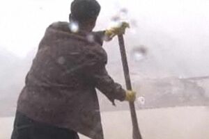 Barqueiro ganha a vida a pescar corpos do rio