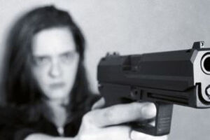 Mulher entra armada em estúdio de televisão (vídeo)