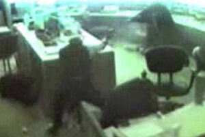 EUA: Câmaras de vigilância registam tiroteio em esquadra (vídeo)