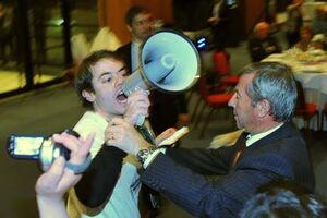 Geração à Rasca interrompe discurso de Sócrates (vídeo)