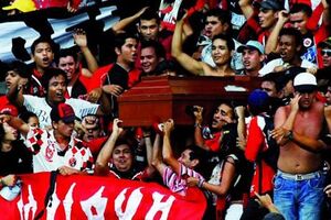 Colômbia: Claque leva caixão para o estádio (vídeo)