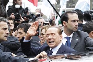 Berlusconi conta uma anedota sobre si próprio (vídeo)