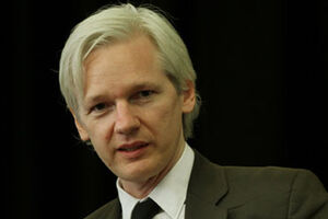 Julian  Assange apanhado na pista de dança (vídeo)