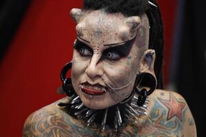 Maria é mãe, advogada, tatuadora e vampiro (vídeo)