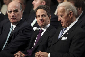 Biden adormece embalado por discurso de Obama