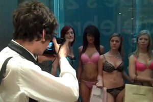 Mulheres em lingerie invadem centro comercial (vídeo)