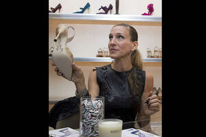 Fashion's Night Out: Sara Jessica Parker assina Manolo