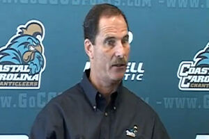 Treinador imita animais em entrevista (vídeo)