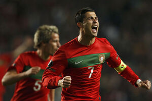 Portugal goleia Bósnia e está no Euro 2012 (vídeo)