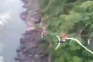 Jovem sobrevive a queda após corda de bungee jumping rebentar (vídeo)