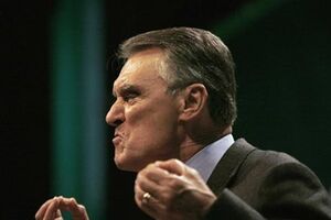 Notícia SÁBADO: Cavaco ganha 10 mil euros por mês de pensões