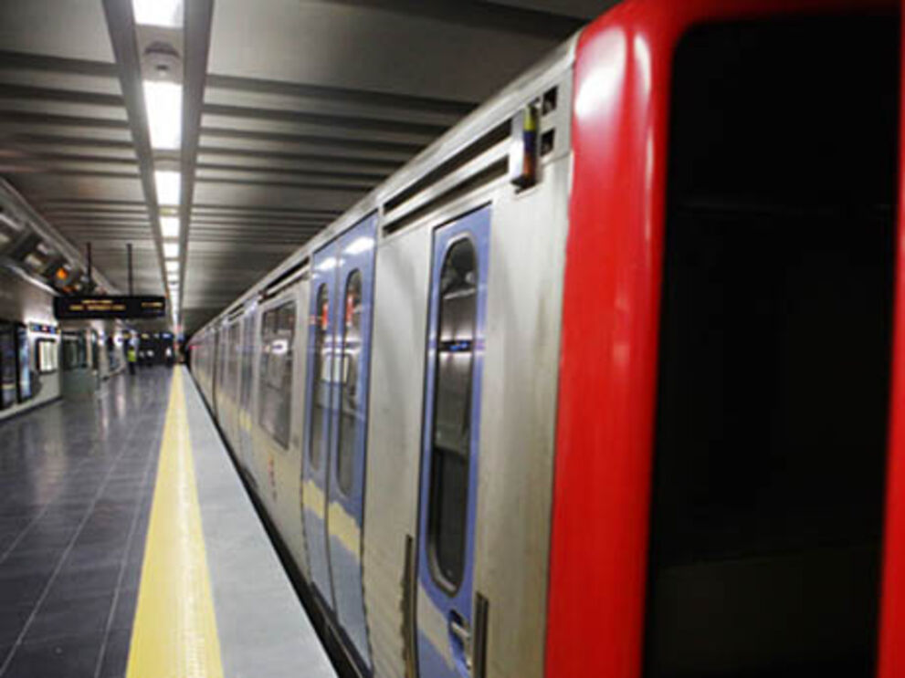 Comboios da CP a circular e Metro de Lisboa parado