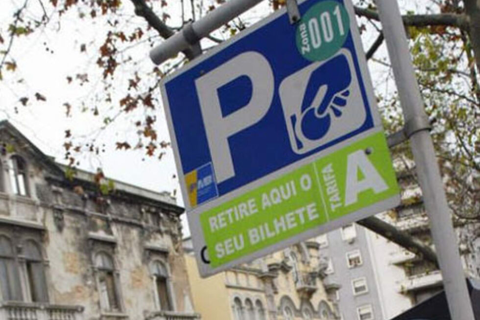 EMEL multa mais mas recebe menos