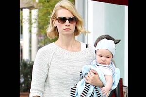 Alicia Silverstone alimenta o filho boca-a-boca