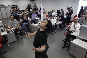 Pedro Tochas faz malabarismo na SÁBADO (vídeo)