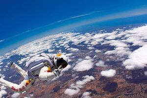 Este homem vai cair do espaço