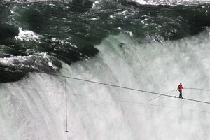 Equilibrista atravessa cataratas do Niágara (vídeo)