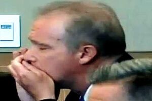 Homem mata-se durante julgamento (vídeo)