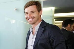 Tottenham confirma Villas-Boas