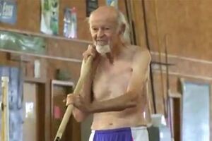 Homem de 90 anos brilha no salto com vara (vídeo)
